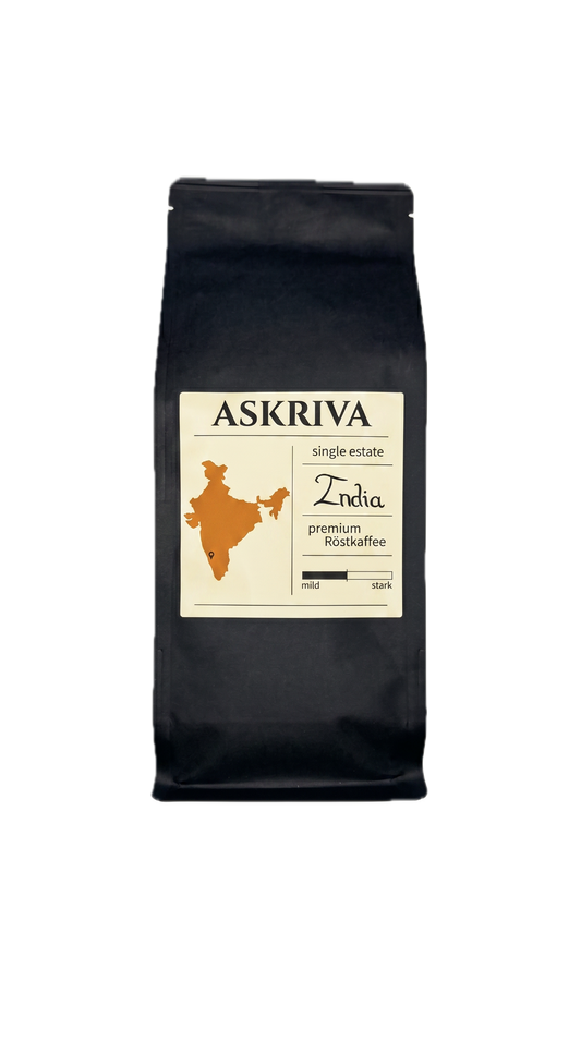 Schwarze Papierverpackung mit beigem Etikette und der Aufschrift premium Röstkaffee