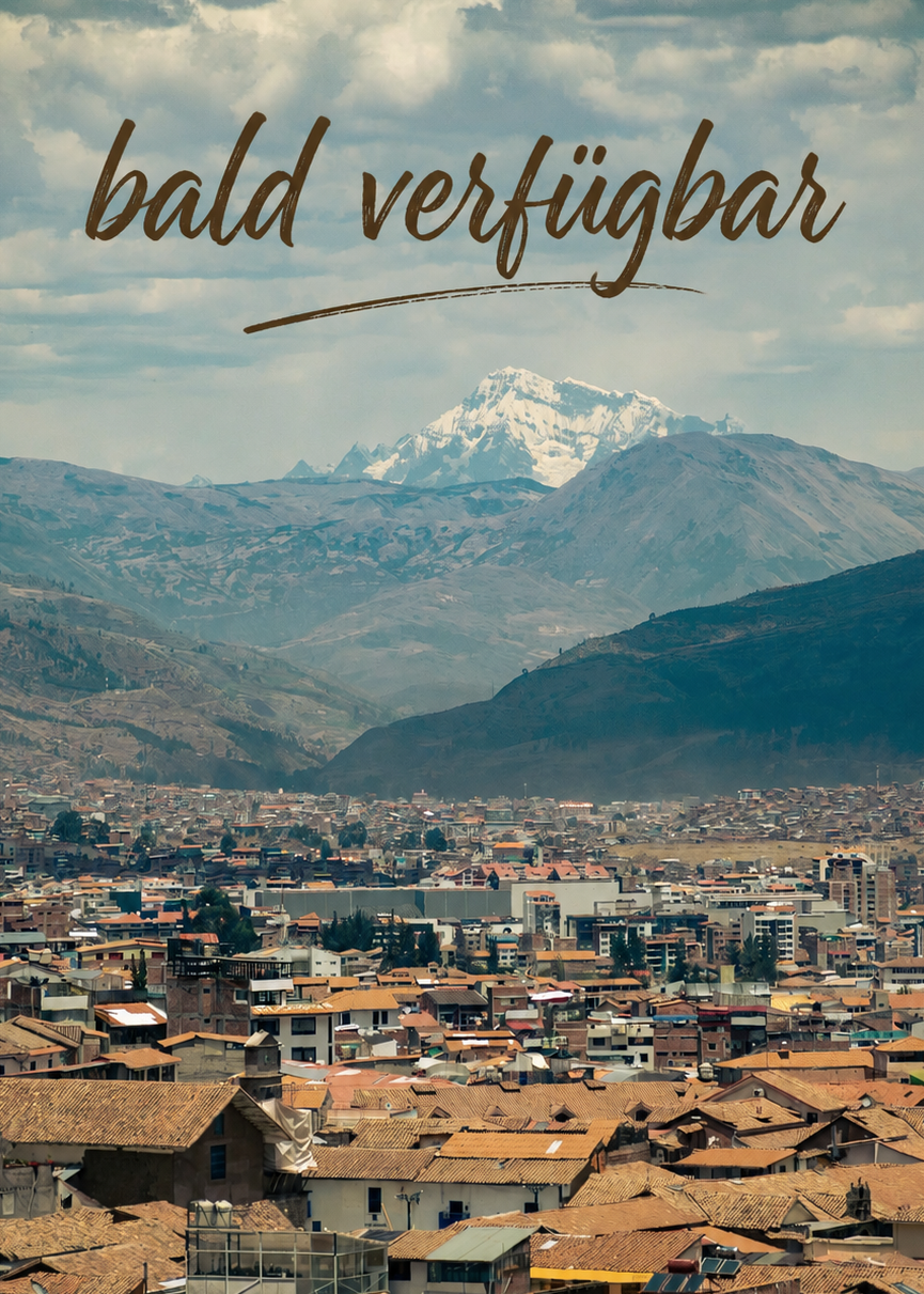 Peru Berglandschaft im Hintergrund. Im Vordergrund eine Stadt mit ein paar Wohnbloecken. Oben ein Schriftzug mit bald verfuegbar.
